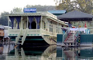 House boat Shalimar Group of houseboats